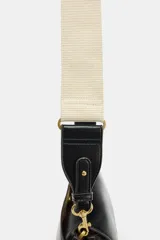 Bolso bandolera de formato alargado en color negro, con solapa frontal y cierre metálico. Incluye una correa ajustable de tejido en color crudo y herrajes dorados.