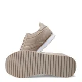 Championes Miss Carol modelo Classy Acordonado, color beige con entresuela blanca y suela dentada. Confeccionados en material sintético con detalles de costuras pespunteadas y cordones tono sobre tono.