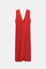 Vestido midi de Zara Woman Collection color rojo, confeccionado con mezcla de lino. Presenta escote en V pronunciado, mangas sisa y un diseño con frunce delantero y detalle drapeado. Cuenta con bajo recto y cierre lateral con cremallera oculta.