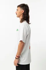 Remera blanca de algodón con estampa en la espalda de un personaje de la película "Home Alone" con el texto "Home Alone".