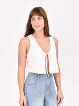 Chaleco blanco con calados y lazo en el frente.