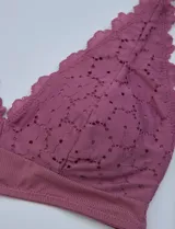 Pack de dos bralettes de encaje marca Jessica Simpson, con breteles fijos y espalda deportiva. Uno es de encaje floral color lila y el otro es de encaje floral multicolor sobre base azul.