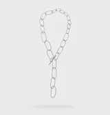 Collar plateado con cadena de eslabones ovalados irregulares y cierre tipo corbatero con perla barroca.