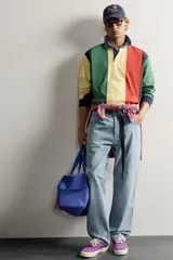 Jeans straight fit de corte recto confeccionados en denim de algodón celeste con efecto lavado. Presentan diseño clásico de cinco bolsillos y cierre frontal con botón y bragueta. Colección especial Fruit of the Loom x Zara.