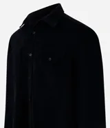 Camisa de hombre de corte regular confeccionada en terciopelo de algodón, con cuello clásico, cierre frontal de botones y dos bolsillos con solapa en el pecho.