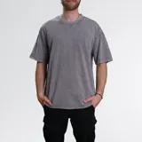 Remera gris con efecto acid wash, corte holgado y cuello redondo.