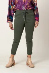 Pantalón negro de tela agamuzada, corte cigarette, con cintura elastizada ajustable con cordón y bolsillos laterales.