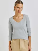 Remera manga larga color marrón con escote en V.