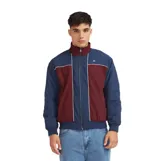Campera Quiksilver modelo Isla, con diseño de bloques de color en azul y bordó, cierre frontal completo, cuello alto y puños elásticos.