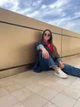 Pañuelo de seda color rojo con estampado estilo bandana.