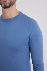 Sweater de punto liso, color azul, con escote redondo y manga larga.