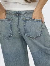 Jean de tiro alto con corte wide leg y pierna ancha, confeccionado en denim de sarga con estructura firme.
