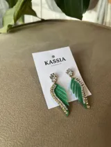 Aros colgantes con forma de ala color verde esmeralda y borde con strass plateado.