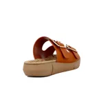 Sandalias negras con plataforma, dos tiras anchas con hebillas doradas ajustables y plantilla texturizada color beige.