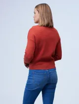 Buzo color marrón claro, tejido soft, marca Philosophy, con cuello redondo y mangas largas.