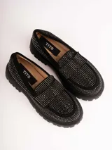 Mocasines negros con apliques de strass y suela track.
