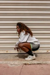 Short deportivo color crema con cintura elástica y rayas verticales marrones en los laterales.