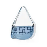 Cartera bandolera celeste con diseño de cuadros tejidos en la parte superior y correa ajustable.