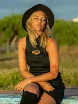 Minivestido negro de punto canalé con cuello alto y logo bordado en el pecho.