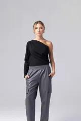 Top asimétrico color visón con una manga larga.