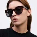 Lentes de sol cuadrados color carey con lentes negros polarizados.