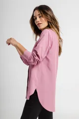 Camisa blanca de corte clásico, con cuello abotonado, manga larga y bolsillo en el pecho.