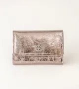 Billetera plegable color azul con textura de cocodrilo (crocco) y cierre a presión. Presenta un dije metálico con forma de flor de lis en el frente.