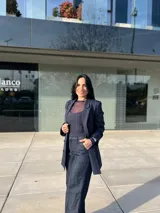 Top azul de sastrería con breteles finos y escote recto.