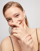 Anillo plateado con diseño doble y topacio blanco engarzado.