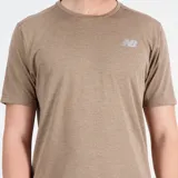 Remera deportiva color marrón claro con logo de New Balance reflectivo en el pecho. Confeccionada en tejido de malla de poliéster reciclado con tecnología NB ICEx de secado rápido.