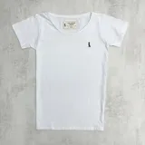 Remera blanca de algodón con cuello ancho y logo bordado en el pecho.