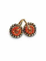 Aros argollas de plata con dijes colgantes circulares decorados con cuentas de cristal facetado en tonos naranja y gris.