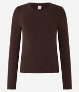 Blusa de manga larga y cuello redondo, confeccionada en mezcla de algodón y elastano.