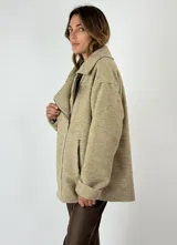 Campera estilo motoquera confeccionada en paño de lana color gris oscuro, con cuello solapa asimétrico y cierre frontal con cremallera metálica.