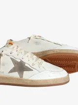 Zapatillas Golden Goose modelo Ball Star, de cuero color blanco hueso con detalles en verde oscuro y estrella gris.