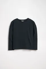 Remera de manga larga azul marino con rayas horizontales.