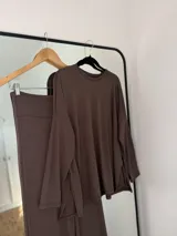 Conjunto de dos piezas compuesto por un sweater de cuello redondo y mangas largas con calce holgado, y un pantalón de corte recto y tiro alto con cintura elástica. Ambas prendas están confeccionadas en tejido de angorina suave.