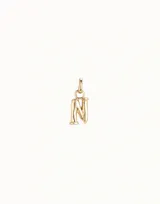Dije dorado con forma de letra N, perteneciente a la colección Hang Me de UNOde50.