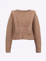 Sweater color tostado de tejido grueso con cuello redondo y mangas largas. Presenta apliques de tablas en los hombros y detalles calados en el frente.