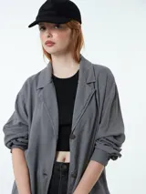 Túnica gris de lino y viscosa, de manga larga con botones y bolsillos laterales.