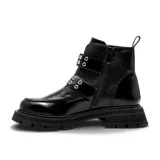 Bota corta de estilo militar en color negro, confeccionada en cuero sintético con acabado brillante. Presenta doble tira con hebillas metálicas y ojales decorativos, suela track dentada y textura acanalada en la parte superior de la caña.