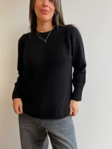 Sweater de punto de corte holgado y diseño minimalista, con cuello redondo y mangas largas. Presenta una textura suave y un largo que llega por debajo de la cadera.