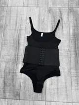 Body faja modelador con breteles regulables, disponible en color negro y beige.