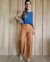 Pantalón de cuero color caramelo, de corte ancho y tiro alto.