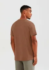 Camiseta básica de manga corta y cuello redondo, color rojo oscuro.