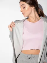 Canguro azul marino con capucha, cierre frontal y bolsillos tipo canguro.