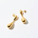 Par de aros colgantes dorados con cierre de mariposa y diseño de gota.