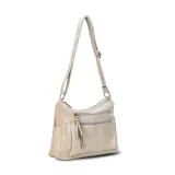 Bandolera color marrón claro, con dos bolsillos frontales paralelos con cierre, apertura superior con doble cierre y divisiones independientes, bolsillos internos y bolsillo trasero con cierre. Incluye correa larga regulable.