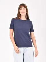 Remera de algodón color negro con efecto lavado, cuello redondo y mangas cortas con terminación al corte.