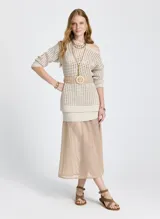 Sweater de punto calado color beige, con escote redondo y mangas 3/4. Incluye cinto de soga con hebilla redonda de madera.